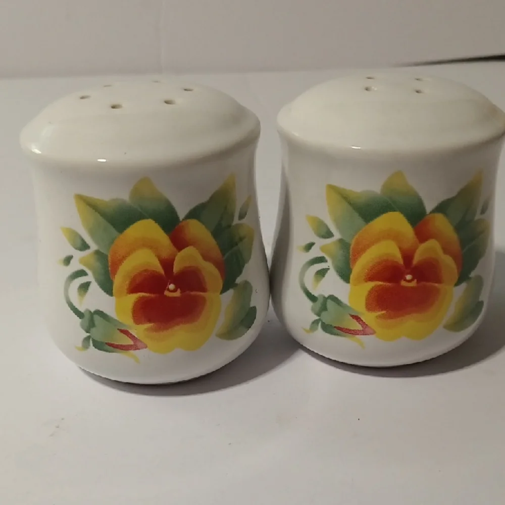 Corningware Corelle Summer Pansy Salt and Pepper Shakers